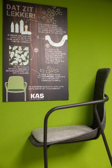 Duurzame stoelen - gerecyclede petflessen - KAS Woerden(1)